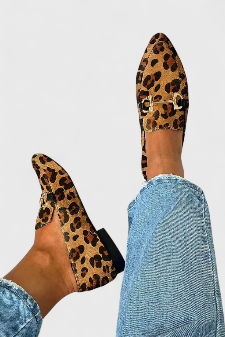 Mocasin Lluvia Elegante con Patrón Grabado y Tacón Sutil