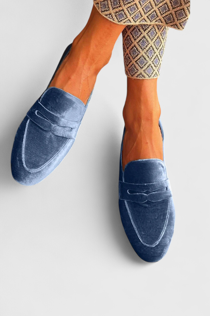 Mocasines Llnica de Terciopelo Azul con Detalle de Patchwork y Punta Redonda