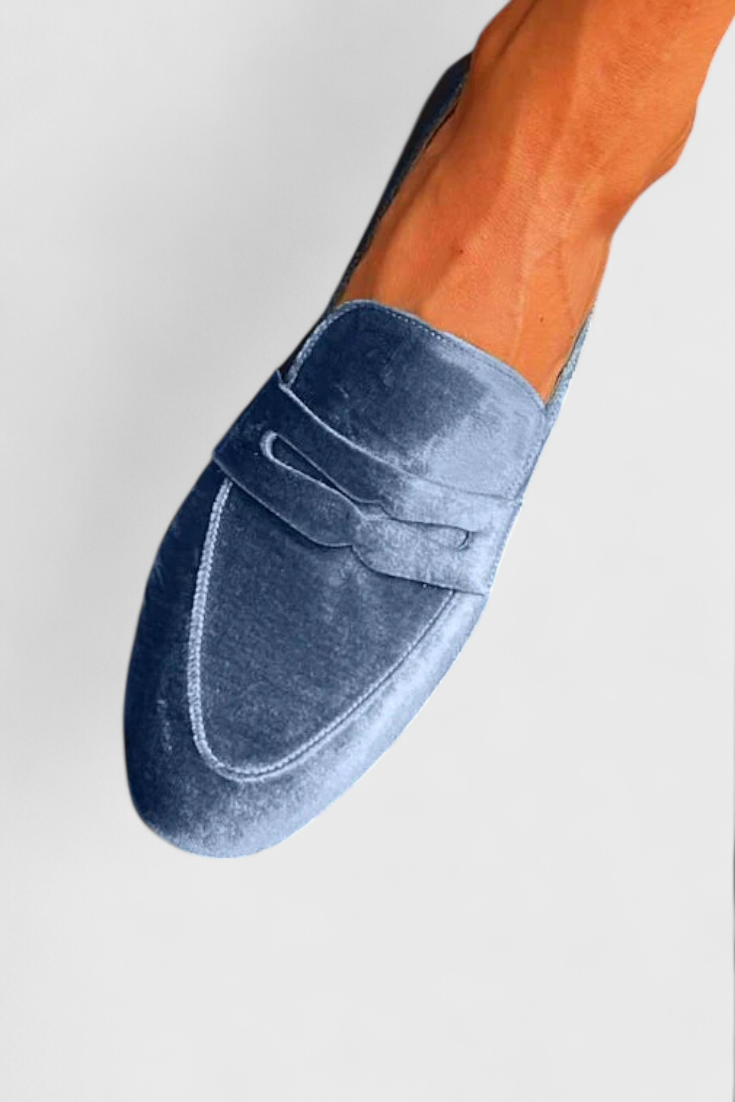 Mocasines Llnica de Terciopelo Azul con Detalle de Patchwork y Punta Redonda