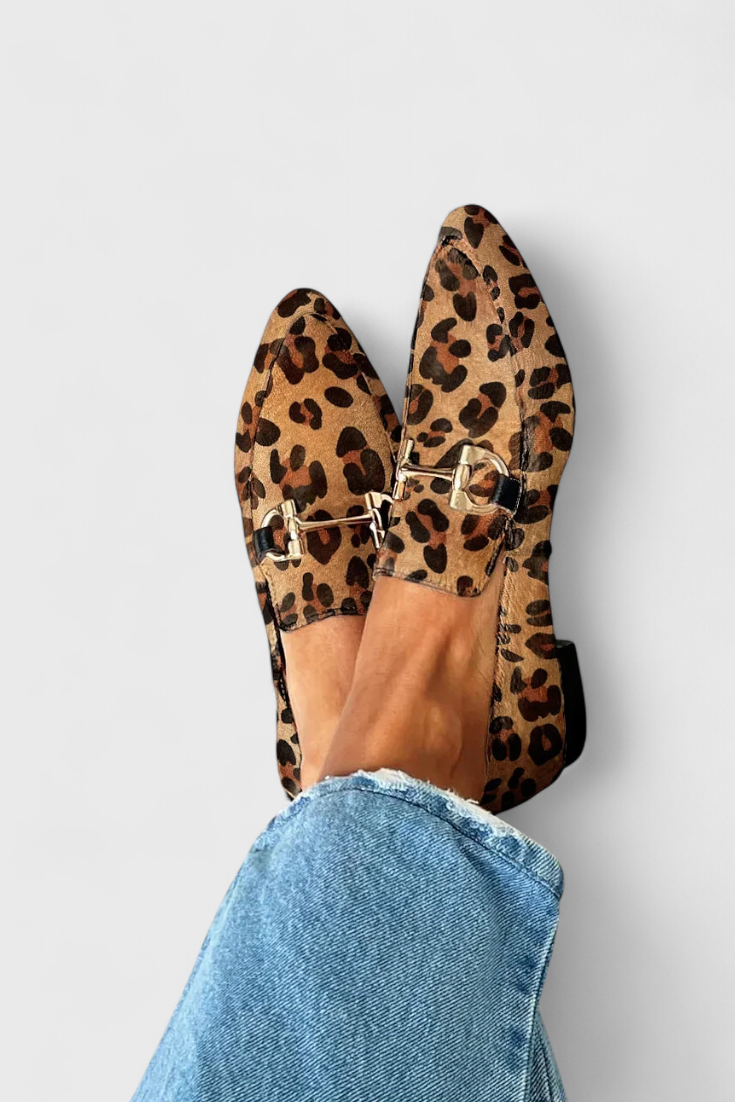 Mocasin Lluvia Elegante con Patrón Grabado y Tacón Sutil